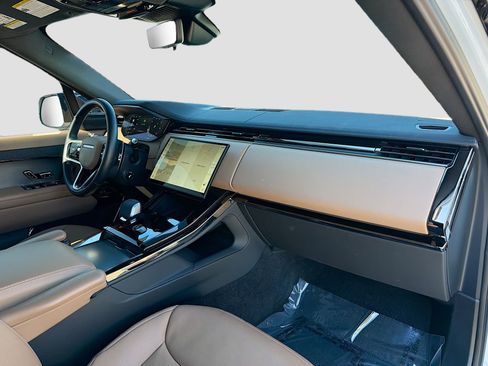 Used 2024 Land Rover Range Rover Sport SE image 16