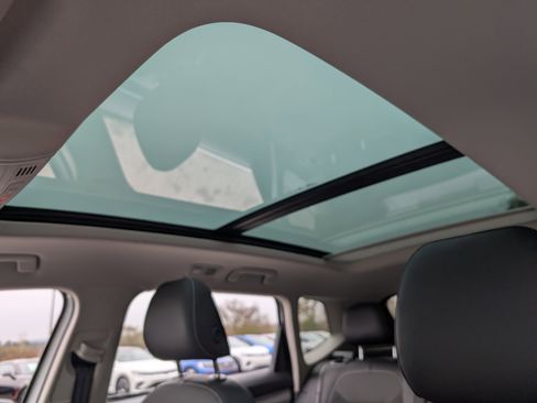 Used 2024 Volkswagen Taos SE w/ Panoramic Sunroof Package image 15