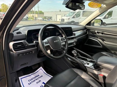 Used 2025 Kia Telluride S FWD image 3
