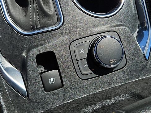 Used 2023 Chevrolet Traverse LT image 24