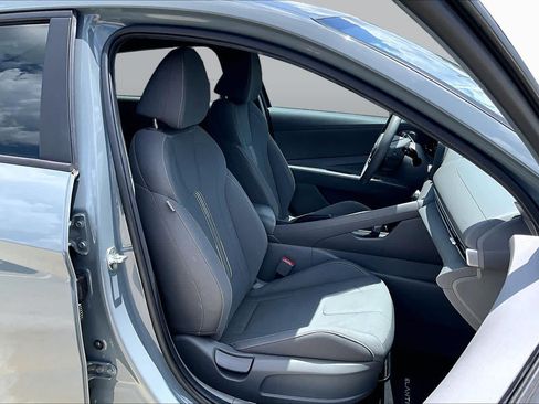 Used 2022 Hyundai Elantra SEL w/ Preferred Accessory Package FWD image 9
