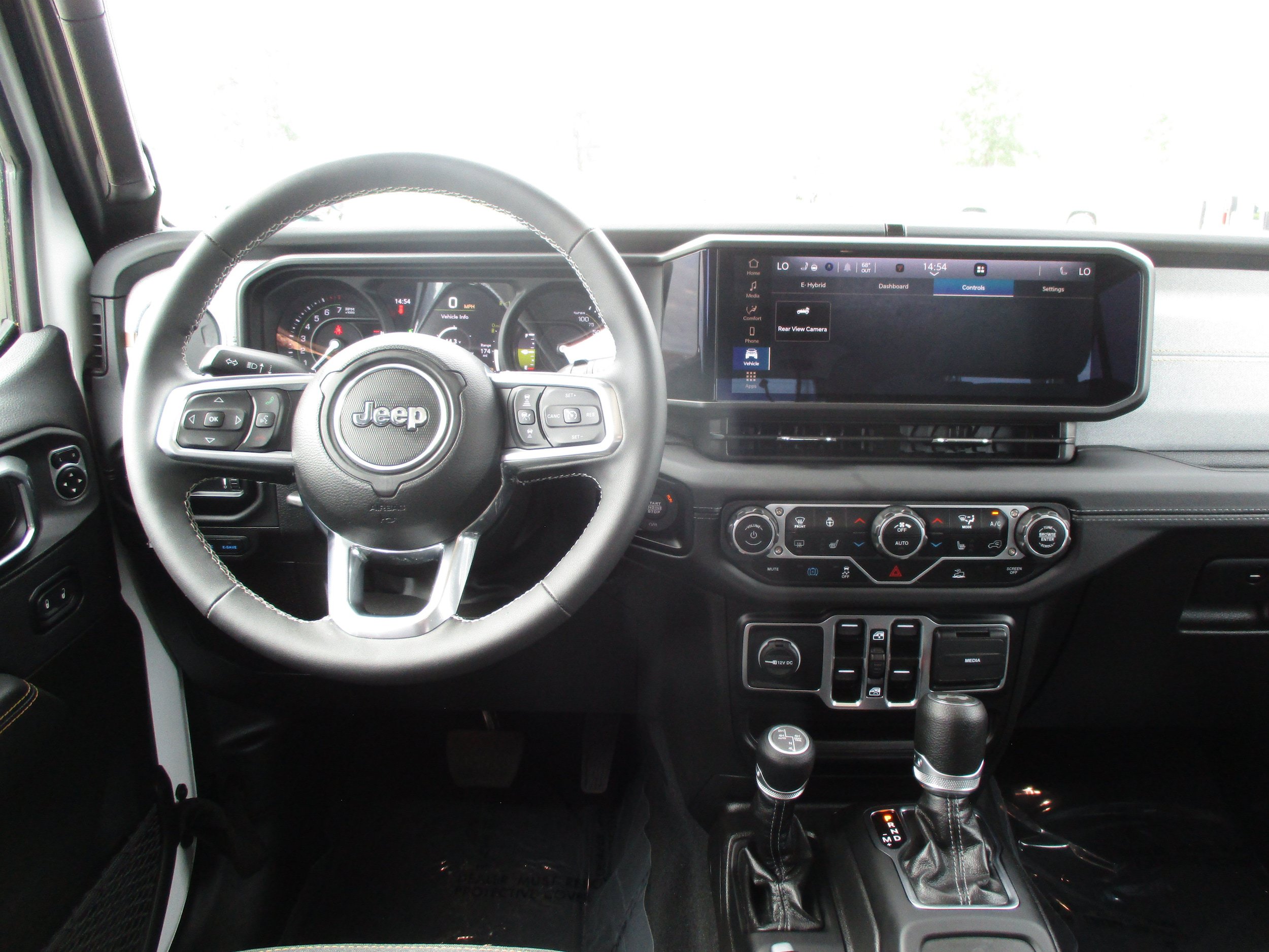 Used 2025 Jeep Wrangler Unlimited Sahara AWD/4WD image 17
