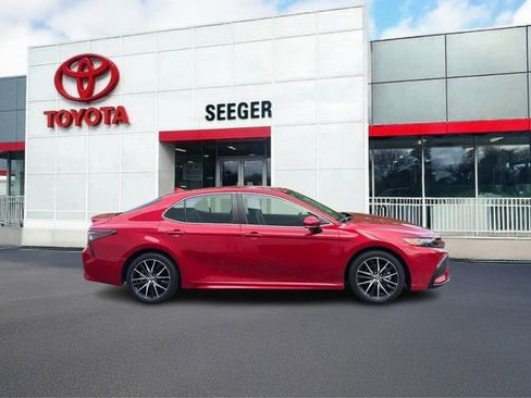 Used 2024 Toyota Camry SE FWD image 2