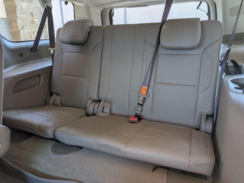 Used 2018 Chevrolet Suburban LT w/ LT Signature Package RWD image 19
