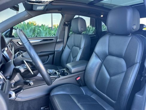Used 2023 Porsche Macan AWD/4WD image 5