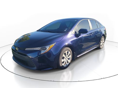 Used 2025 Toyota Corolla LE FWD image 3