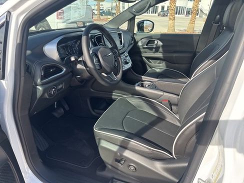 New 2026 Chrysler Pacifica Limited image 19