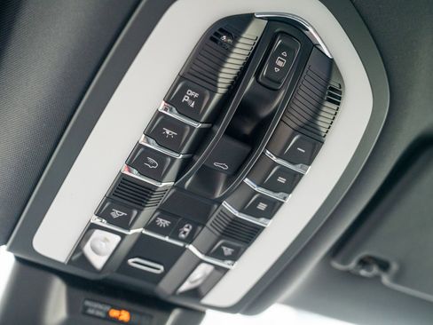 Certified 2025 Porsche Macan image 19