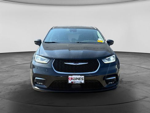 Used 2023 Chrysler Pacifica Touring-L FWD image 3