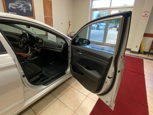 Used 2017 Hyundai Elantra Value Edition FWD image 8