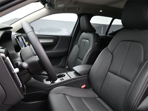 New 2026 Volvo XC40 B5 Core w/ Climate Package image 9