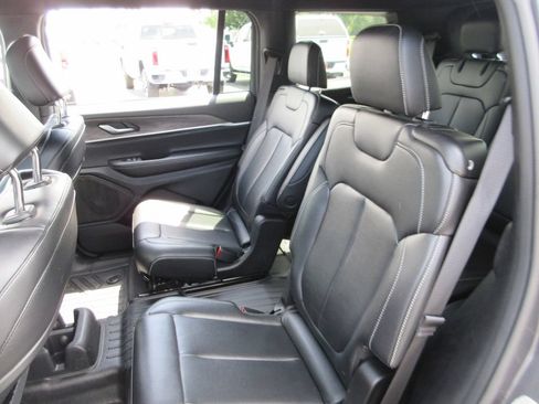 Used 2025 Jeep Grand Cherokee L Limited w/ Black Appearance Package AWD/4WD image 21