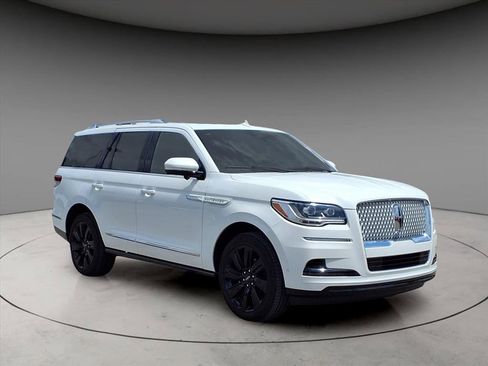Used 2023 Lincoln Navigator Reserve image 15