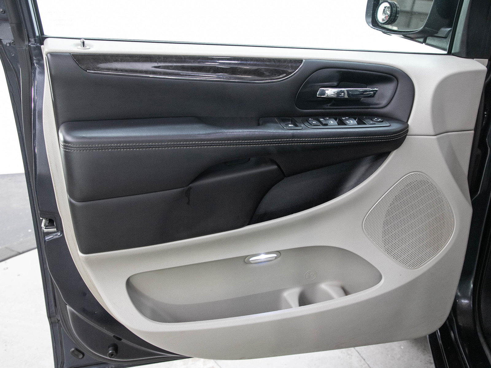 Used 2013 Chrysler Town & Country Touring FWD image 23