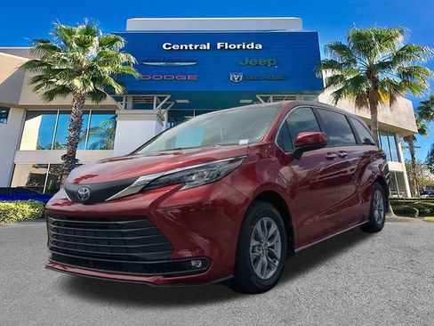 Used 2025 Toyota Sienna XLE FWD image 9