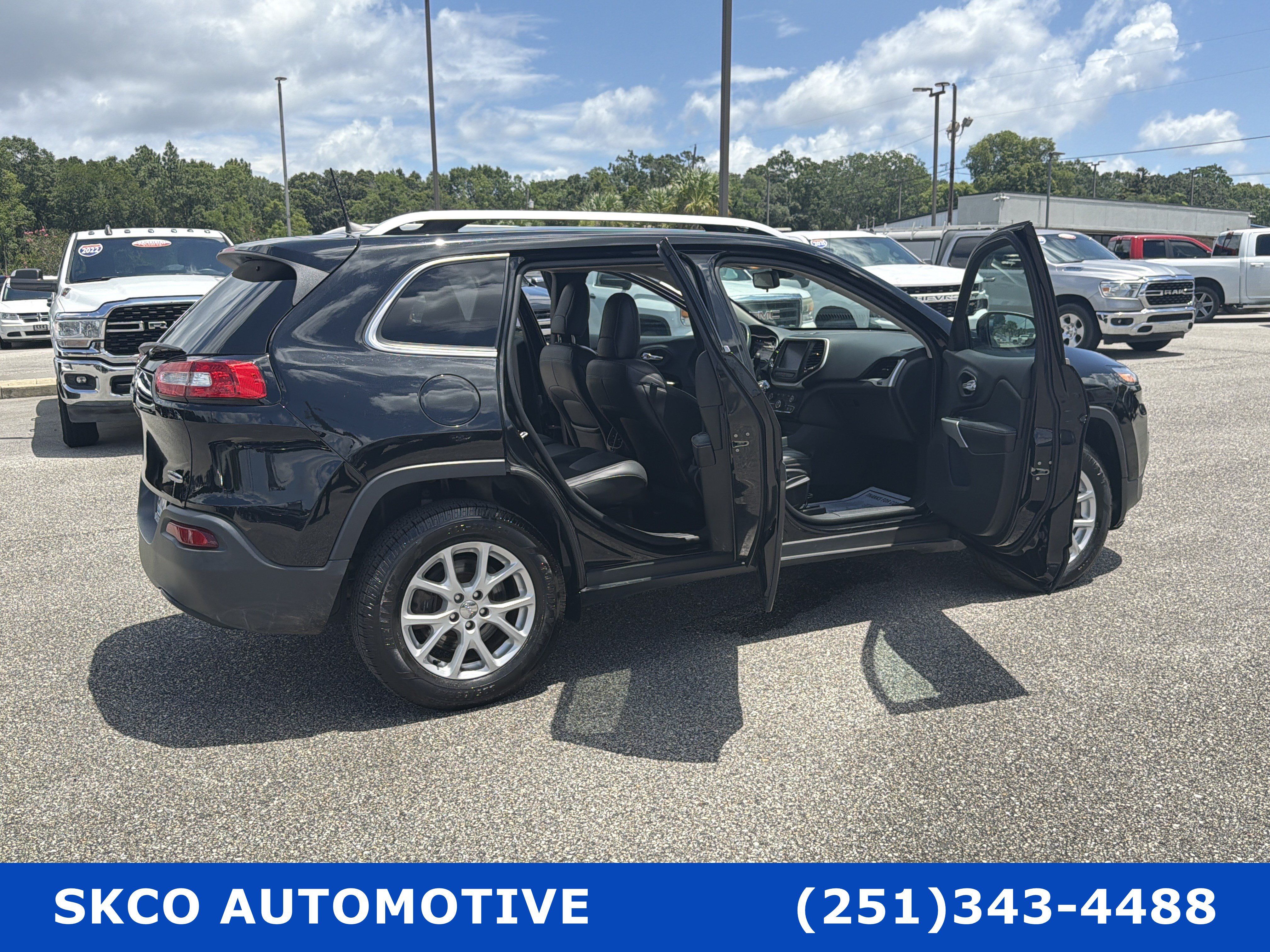 Used 2018 Jeep Cherokee Latitude Plus AWD/4WD image 33