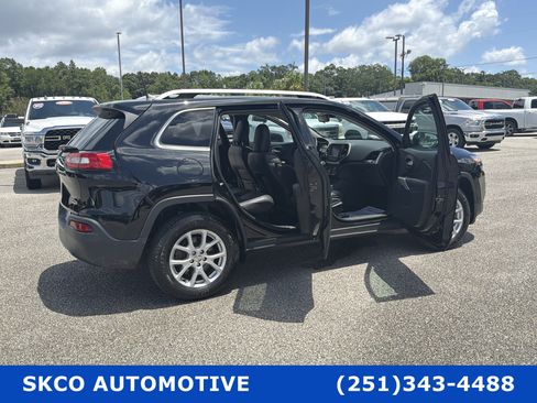 Used 2018 Jeep Cherokee Latitude Plus AWD/4WD image 33
