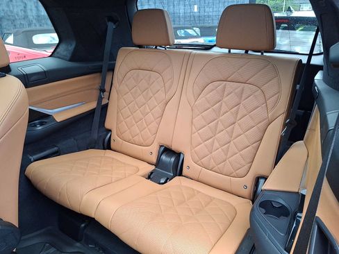 Used 2024 BMW X7 xDrive40i w/ M Sport Package AWD/4WD image 8