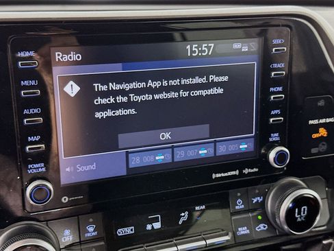 Used 2022 Toyota Highlander LE FWD image 14