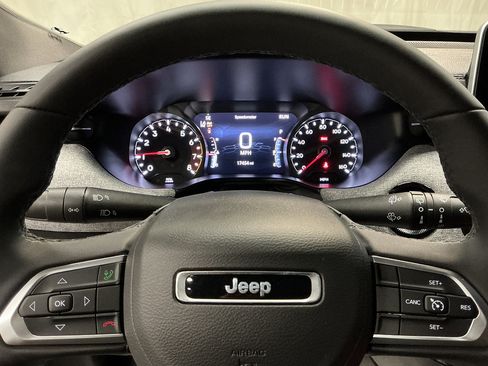 Used 2025 Jeep Compass Latitude AWD/4WD image 13