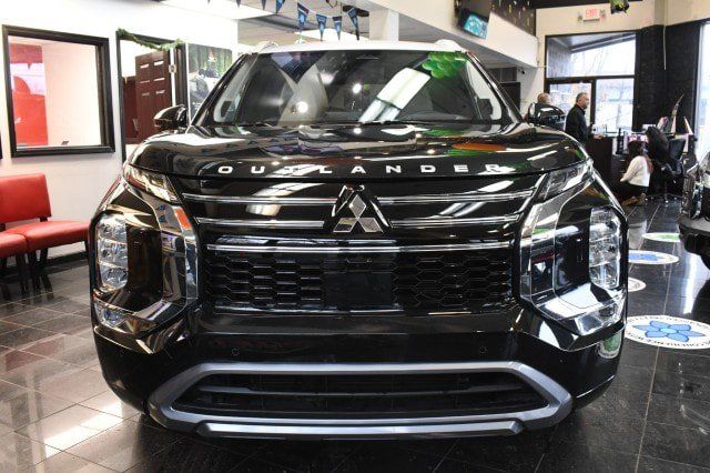 Used 2025 Mitsubishi Outlander AWD image 3