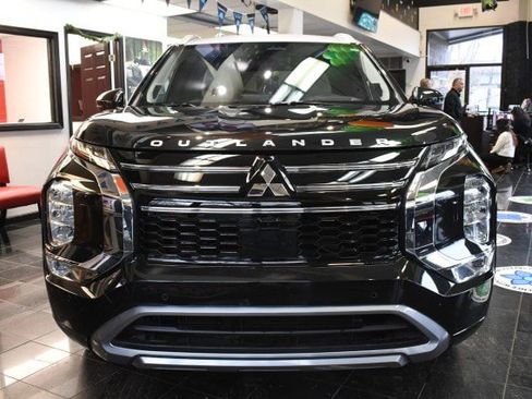 Used 2025 Mitsubishi Outlander AWD image 3