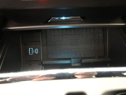 Used 2021 Ford Expedition XLT image 4