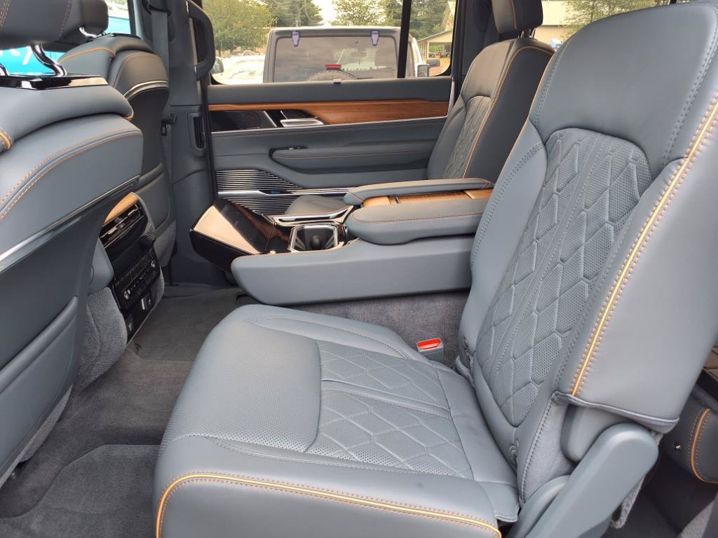 Used 2024 Jeep Grand Wagoneer Series III AWD/4WD image 18