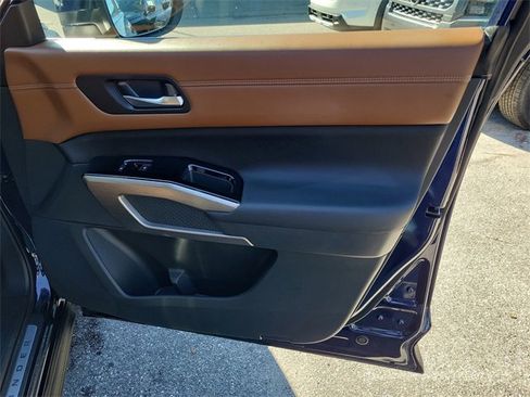 Used 2023 Nissan Pathfinder Platinum image 37