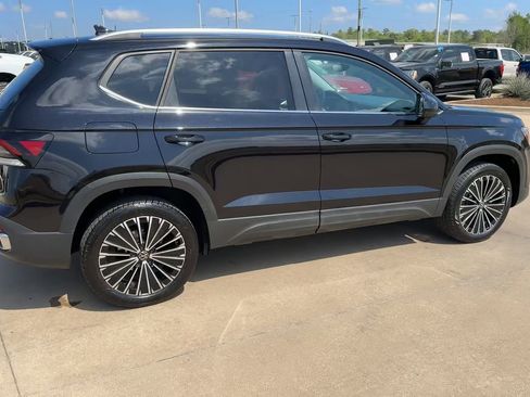 Used 2025 Volkswagen Taos SE image 9