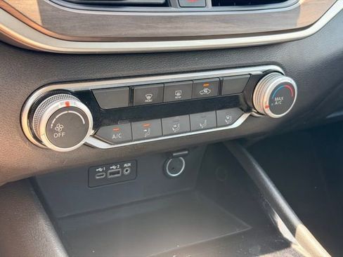 Used 2024 Nissan Altima 2.5 SV FWD image 32