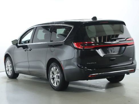 Used 2023 Chrysler Pacifica Touring-L image 42