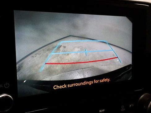 Used 2023 Toyota Highlander XLE AWD/4WD image 2