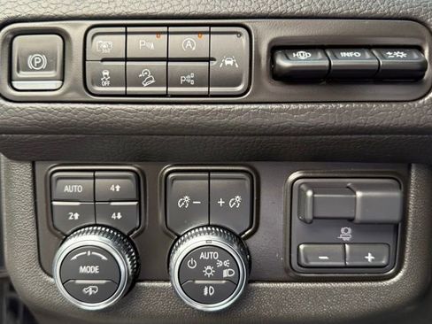 Used 2023 GMC Yukon XL Denali image 29