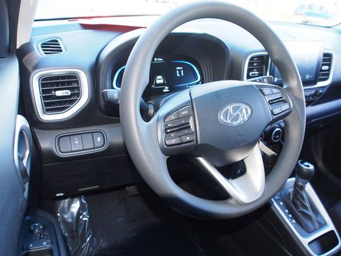Used 2025 Hyundai Venue SE image 15