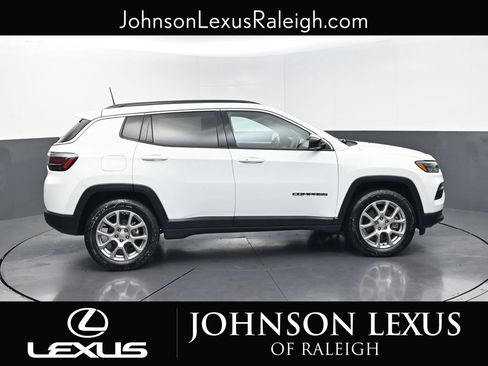Used 2023 Jeep Compass Latitude w/ Sun and Sound Group AWD/4WD image 6