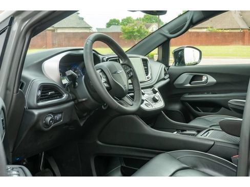 Used 2025 Chrysler Pacifica Limited FWD image 11