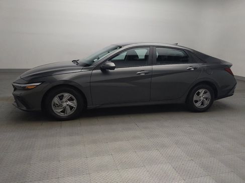 Used 2024 Hyundai Elantra SE FWD image 2