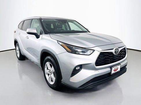 Certified 2025 Toyota Highlander LE FWD image 3