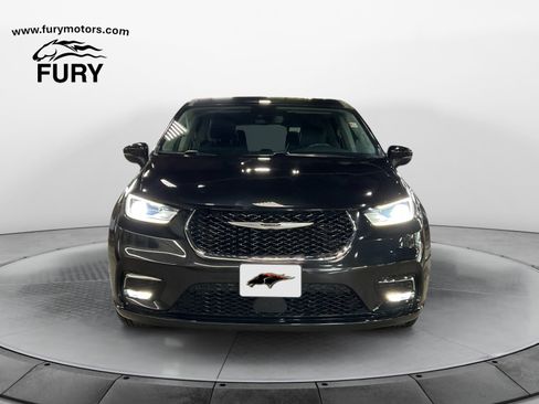 Used 2023 Chrysler Pacifica Touring-L FWD image 9