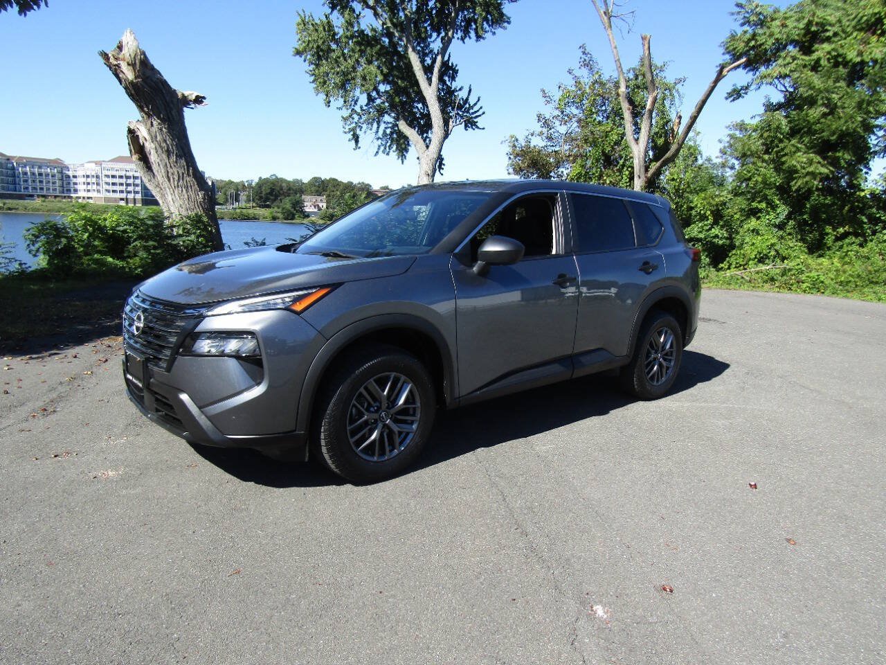 Used 2024 Nissan Rogue S AWD/4WD image 2