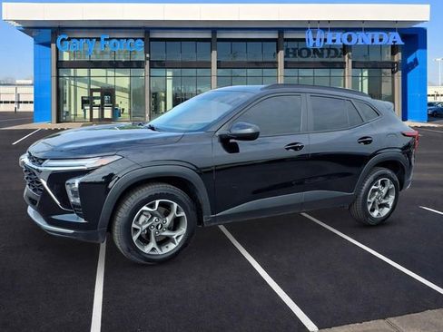 Used 2024 Chevrolet Trax LT w/ LT Convenience Package FWD image 4