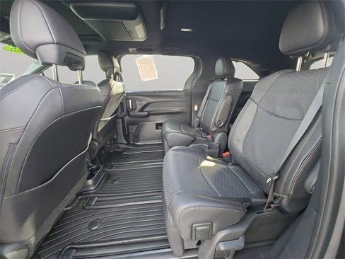 Used 2025 Toyota Sienna Limited image 12
