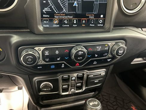 Used 2021 Jeep Wrangler Unlimited Sahara w/ Dual Top Group AWD/4WD image 17