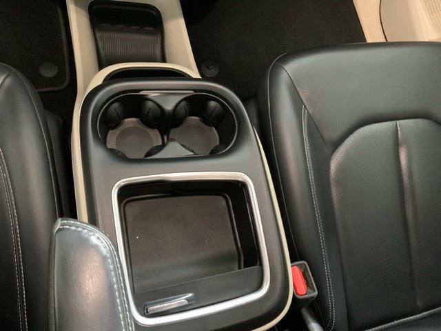 Used 2024 Chrysler Pacifica Limited FWD image 19