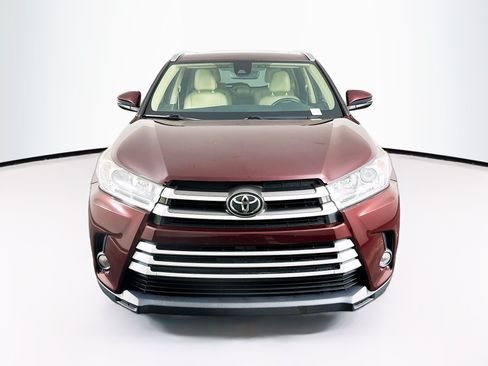 Used 2019 Toyota Highlander XLE FWD image 2