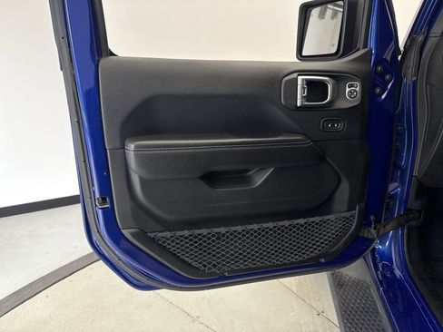Used 2018 Jeep Wrangler Unlimited Sahara w/ Dual Top Group AWD/4WD image 9