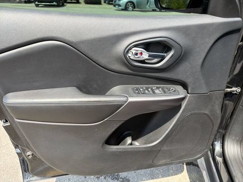Used 2019 Jeep Cherokee Latitude Plus FWD image 16