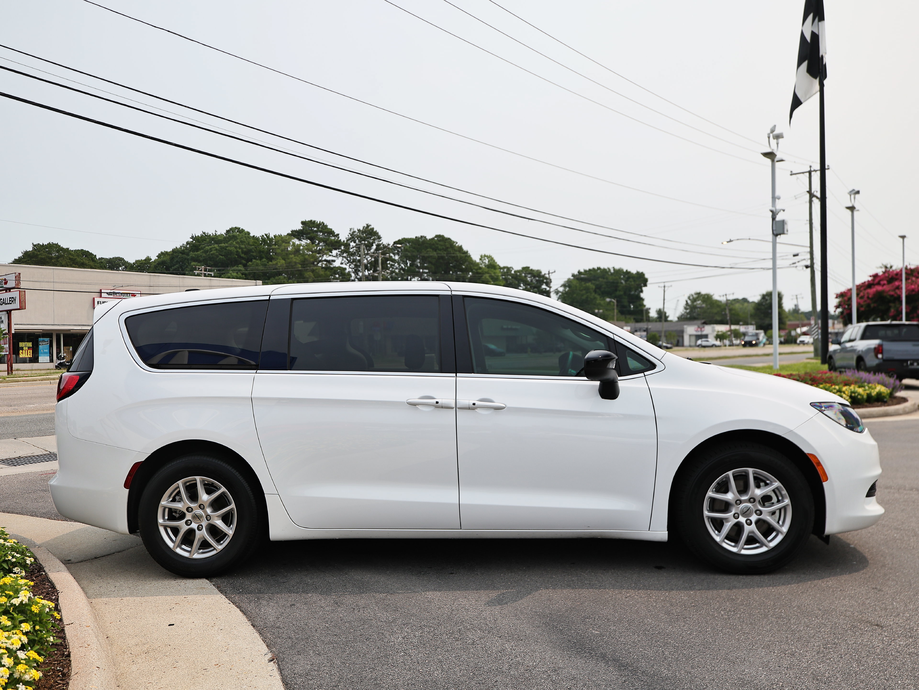 Used 2024 Chrysler Voyager LX FWD image 11