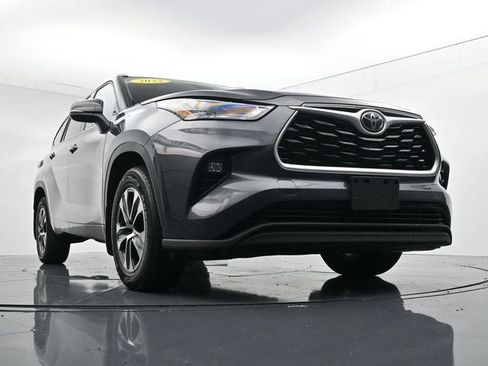 Used 2022 Toyota Highlander XLE AWD/4WD image 29